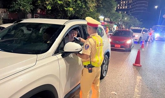 Lực lượng chức năng tiến hành kiểm tra nồng độ cồn đối với người tham gia giao thông. Ảnh: Công an Hải Phòng