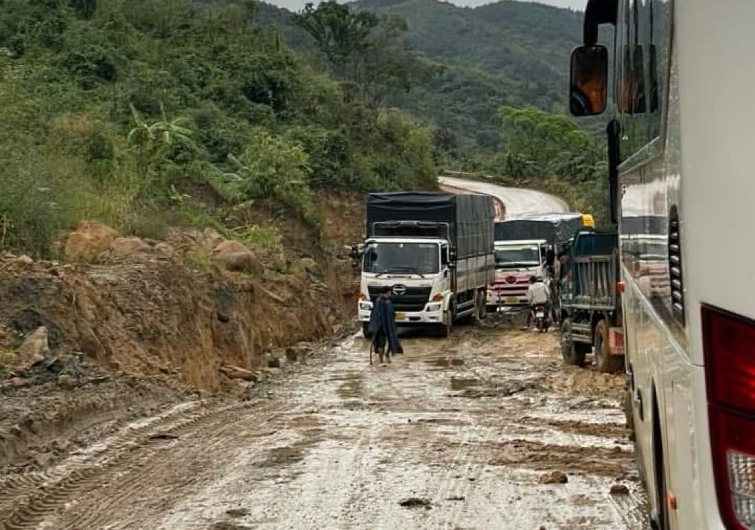 Nhung doan duong xau tren deo Dai Ninh. Anh: Nguoi dan cung cap 