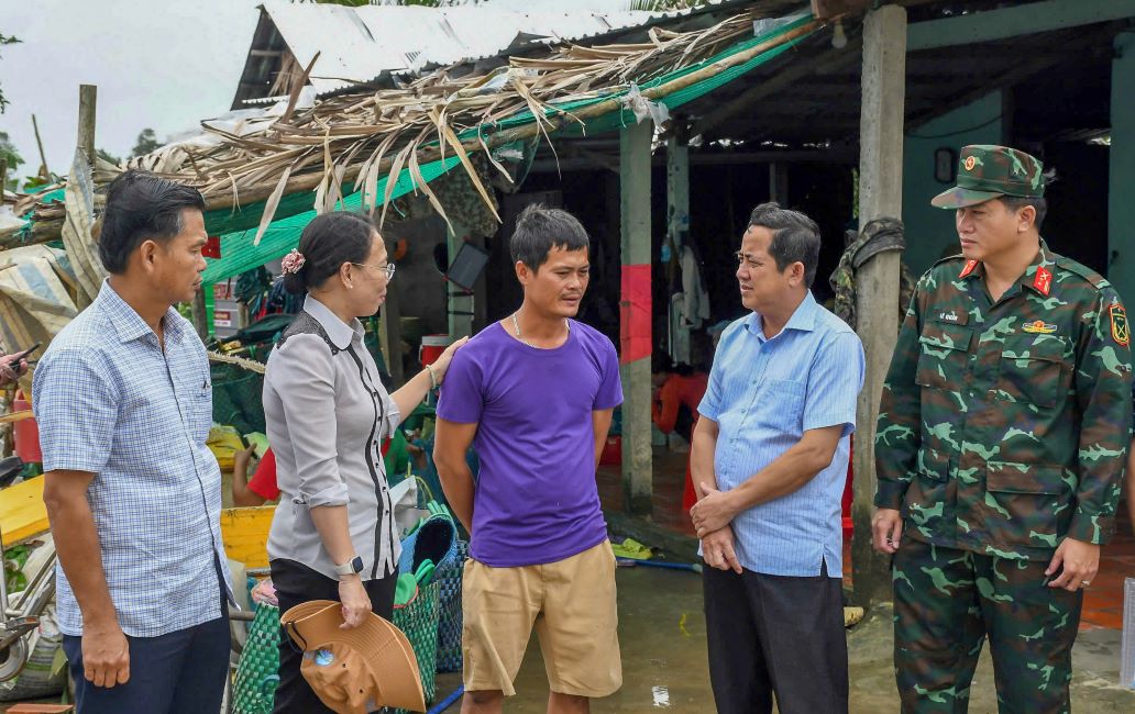 Dong chi Ngo Hung - Uy vien Ban Thuong vu Tinh uy, Chu tich Uy ban Mat tran To quoc Viet Nam tinh (thu 2 tu trai sang) cung lanh dao Thi uy, UBND thi xa va don vi lien quan den tham va ho tro ho dan co nha bi sap hoan toan