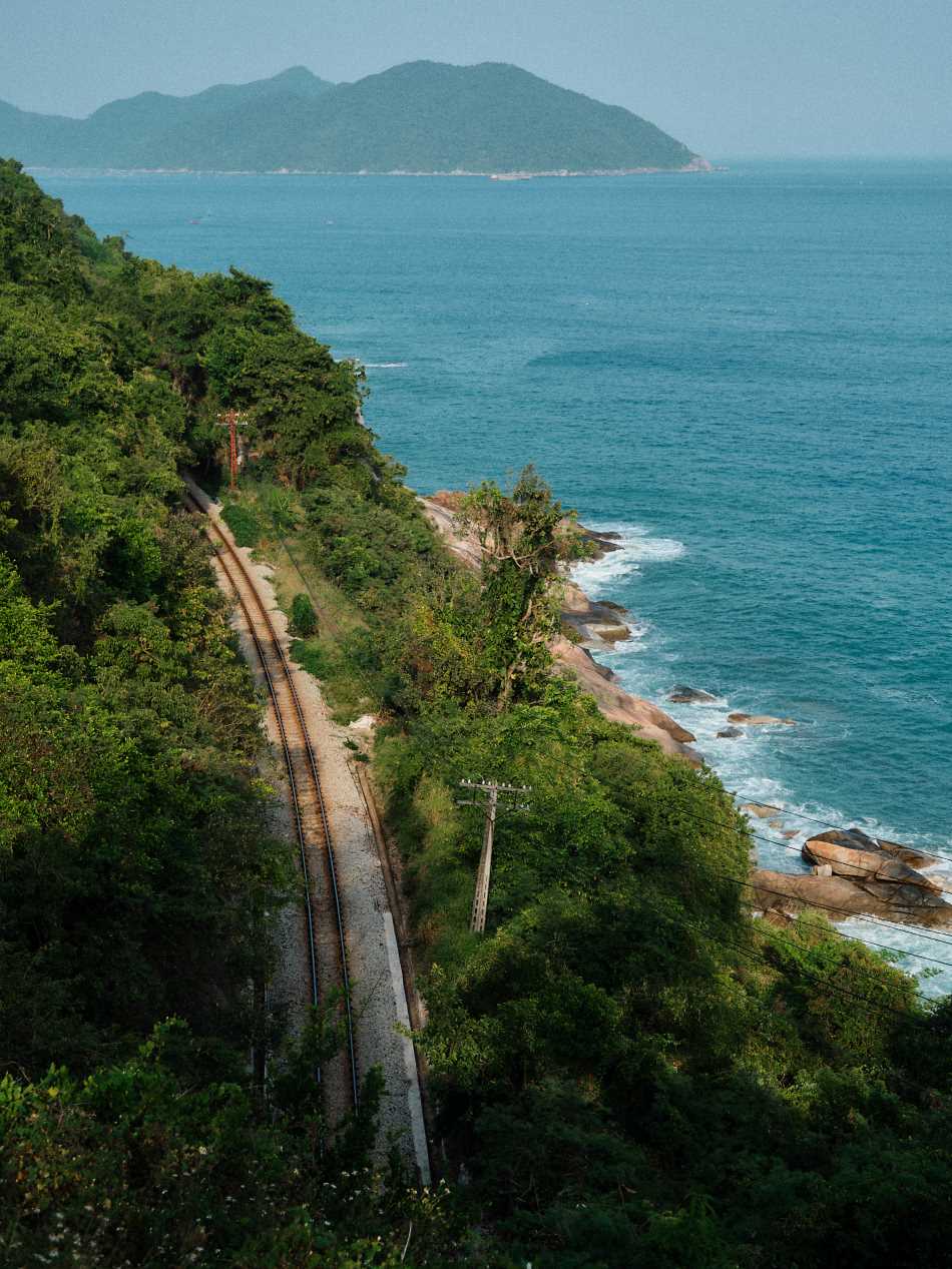 Du lich tau hoa qua cung duong Deo Ca noi Phu Yen - Khanh Hoa dep me man. Anh: Minh Duc