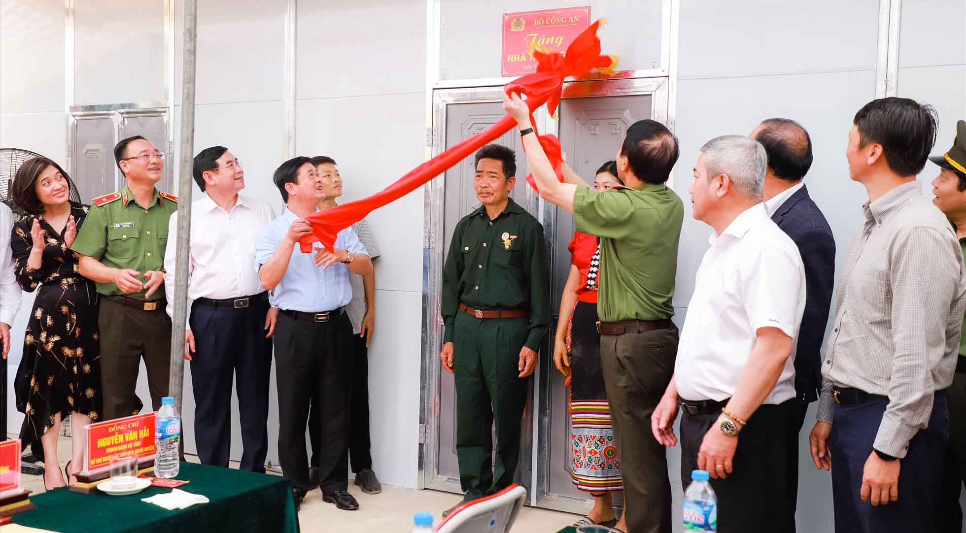 Leaders of the Ministry of Public Security and Nghe An province performed the ceremony of handing over charity houses to the poor. Photo: Hai Dang