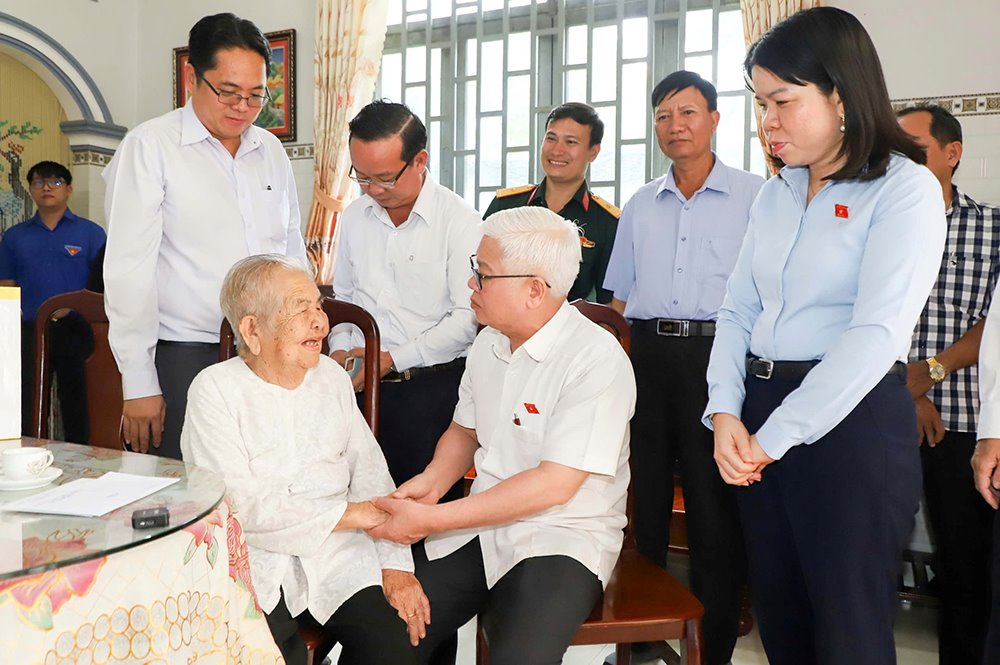 ​Bí thư Tỉnh ủ Bình Dương Nguyễn Văn Lợi cùng Đoàn công tác thăm hỏi và tặng quà Mẹ Việt Nam anh hùng Đặng Thị Út. Ảnh: Quốc Chiến