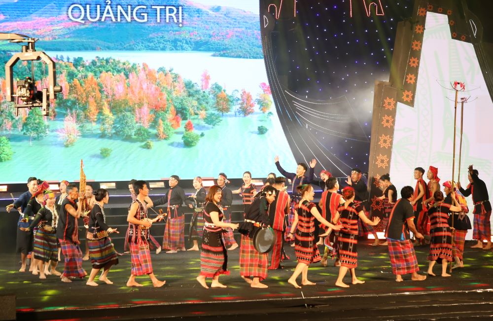The opening performance of the Vietnam Ethnic Culture Festival in Quang Tri was performed by Pa Co ethnic minority artists. Photo: Hung Tho.