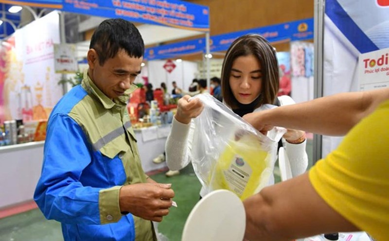Workers participate in shopping at the Trade Union Tet Market. Photo: Ha Anh