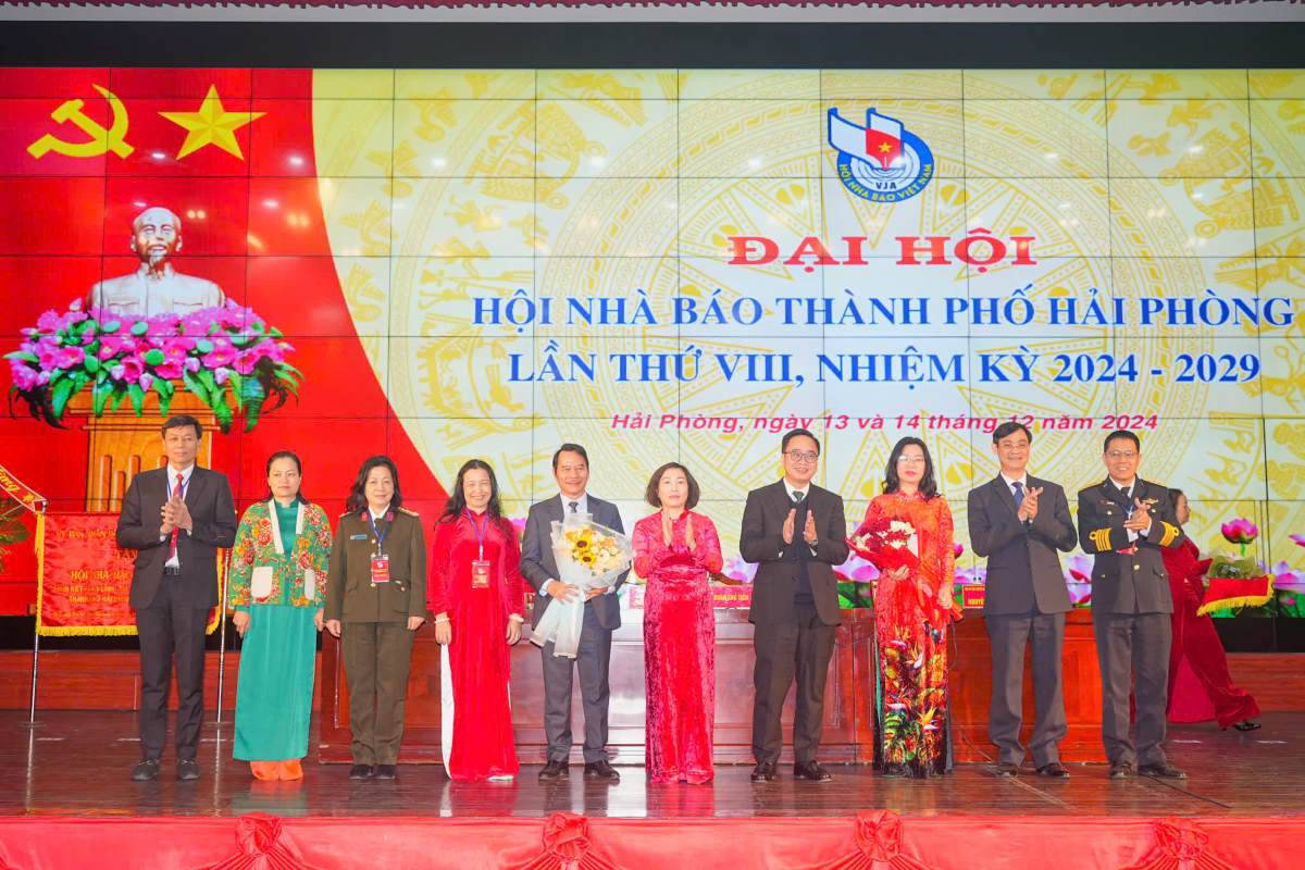 The Executive Committee of the Hai Phong City Journalists Association for the 2024-2029 term was introduced at the congress. Photo: Hai Phong Portal