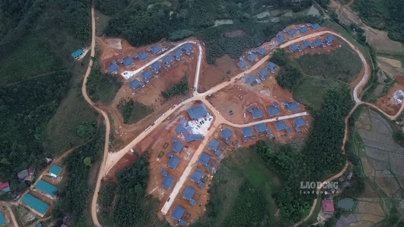Panorama of 40 stilt houses in Lang Nu completed and ready for people to start a new life. Photo: Dinh Dai