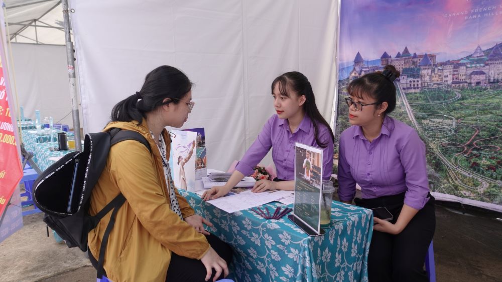 Young people are advised in choosing a career. Photo: Tran Thi