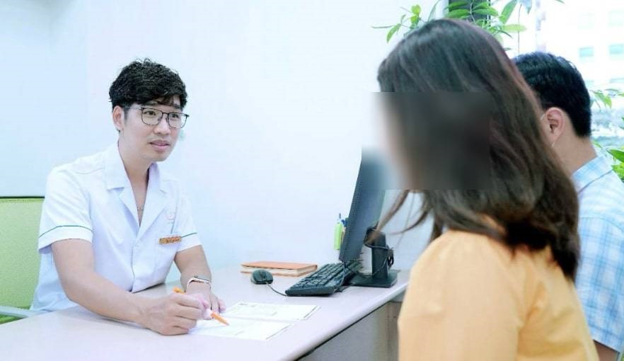 Dr. Nguyen Anh Tu examines and consults a case of sexual dysfunction. Photo: BVCC