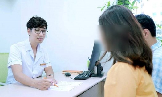 BS Nguyễn Anh Tú khám tư vấn trường hợp rối loạn tình dục. Ảnh: BVCC
