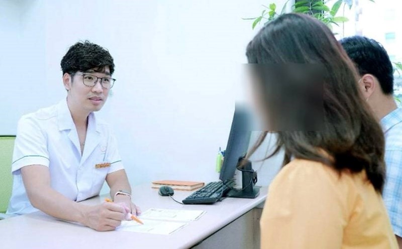 Dr. Nguyen Anh Tu examines and consults a case of sexual dysfunction. Photo: BVCC