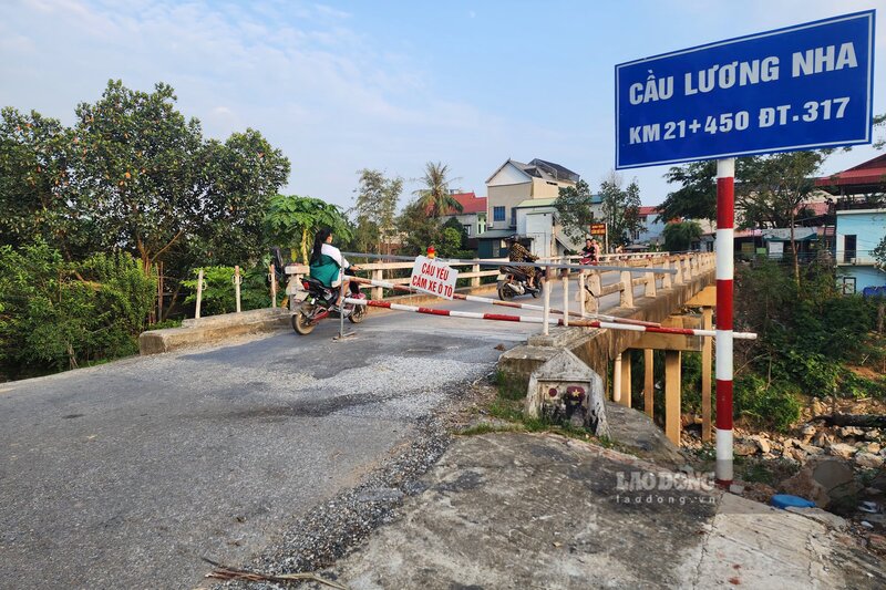 Cầu Lương Nha bắc qua Ngòi Lạt nối huyện Thanh Sơn và huyện Thanh Thủy. Ảnh: Tô Công.