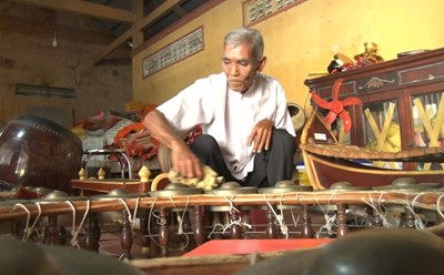 Despite his old age, Mr. Nhieu is still enthusiastic about teaching the Khmer people's pentatonic music. Photo: Xuan Nhi