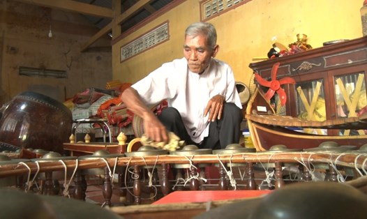 Dù đã lớn tuổi nhưng ông Nhiễu vẫn nhiệt huyết truyền dạy nhạc ngũ âm của đồng bào dân tộc Khmer. Ảnh: Xuân Nhi