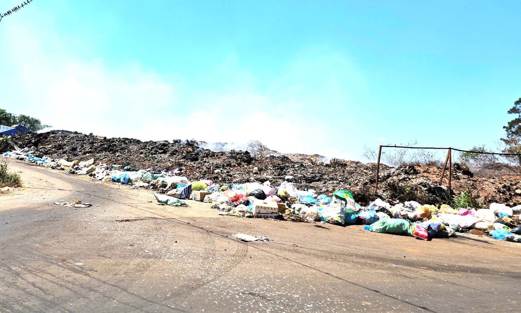 The Dak Nong Provincial People's Council has added capital to the waste treatment project that was temporarily suspended due to lack of funds (the old landfill in Dak B'lao is overloaded and overflowing onto the street). Photo: Bao Lam