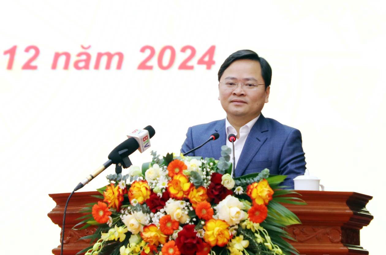 Secretary of Bac Ninh Provincial Party Committee Nguyen Anh Tuan speaks at the meeting. Photo: Huu Thang