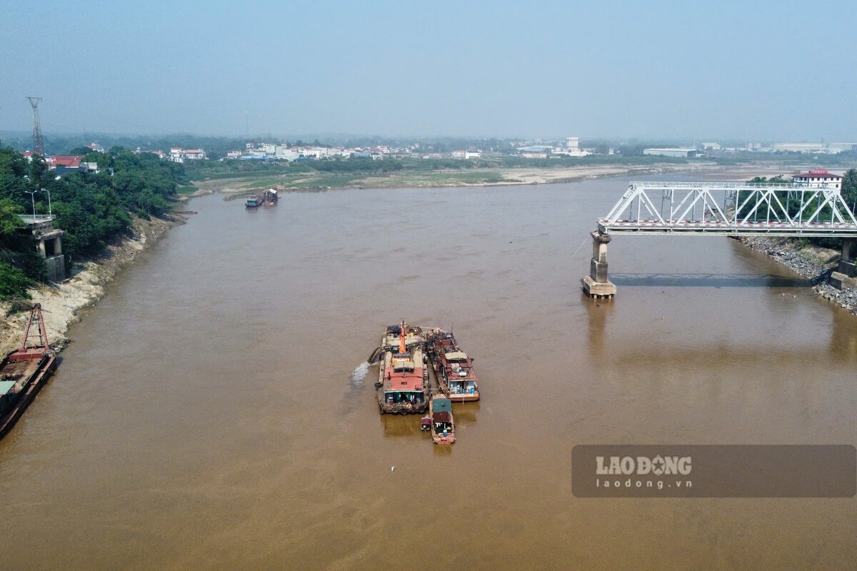 The value of the new Phong Chau bridge construction contract is over 584 billion VND, the contract implementation time is 374 days. Photo: To Cong.