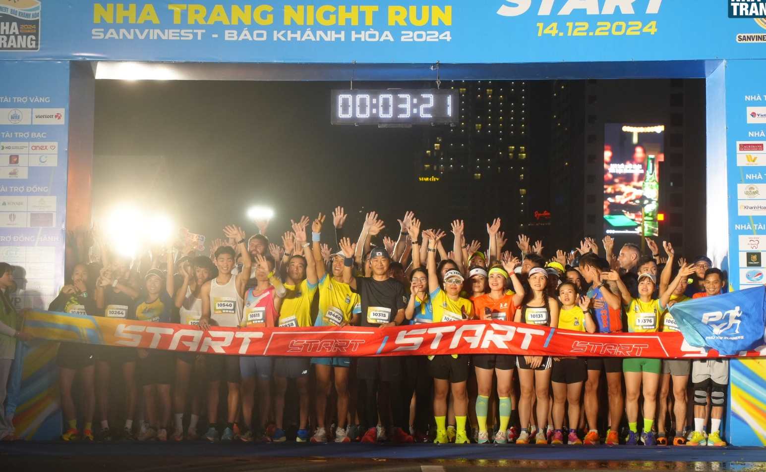 Thousands of athletes participated in the first night running tournament held in Nha Trang - Khanh Hoa. Photo: Organizing Committee