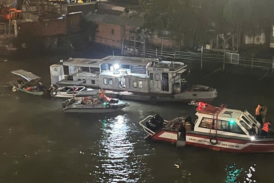 Authorities search for a missing car on the Dong Nai River. Photo: Tung Nguyen