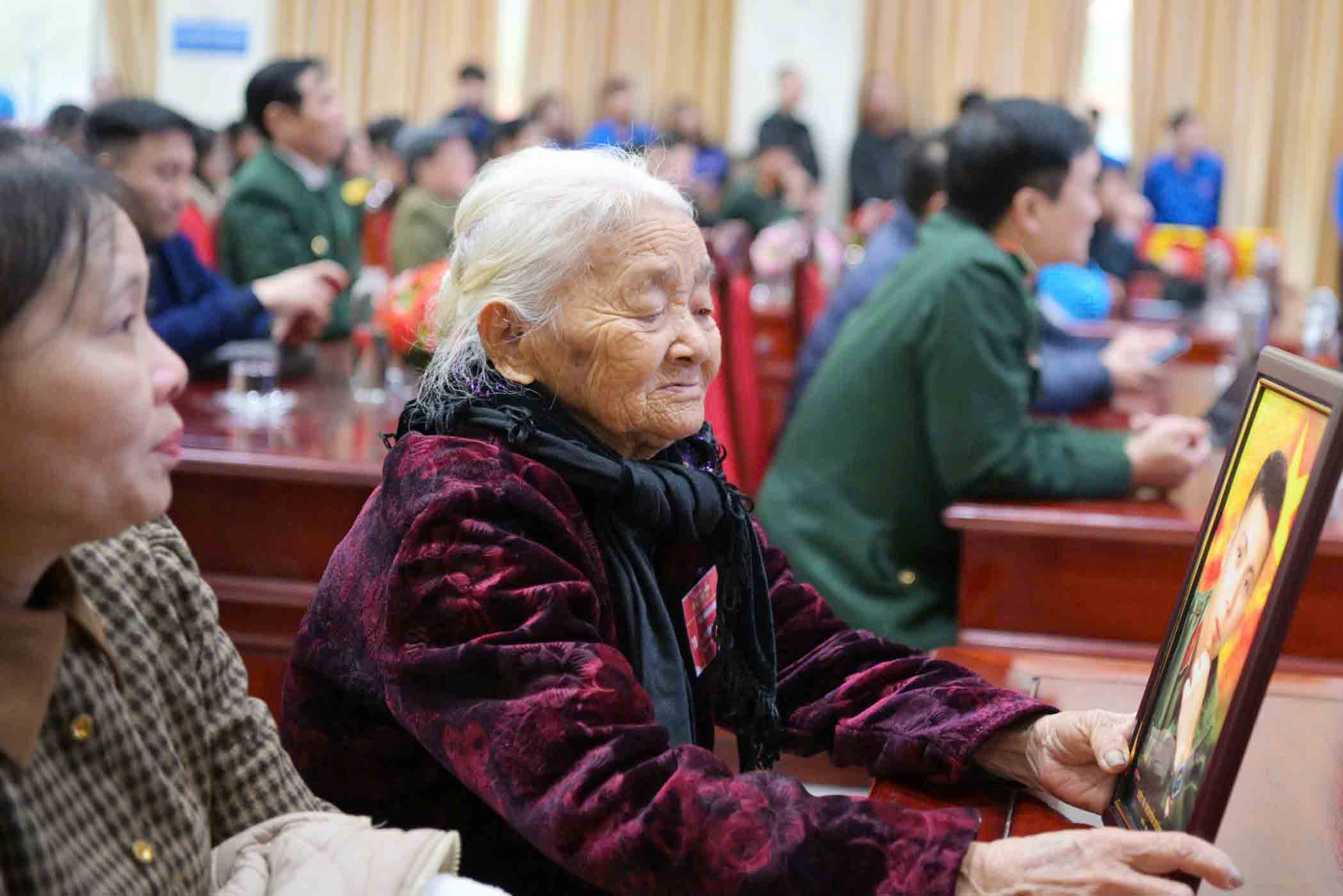 Mother Nguyen Thi Nhu was moved when the Skyline group restored and presented her with a photo of her son - martyr Nguyen Xuan Thinh. Photo: Pham Tu