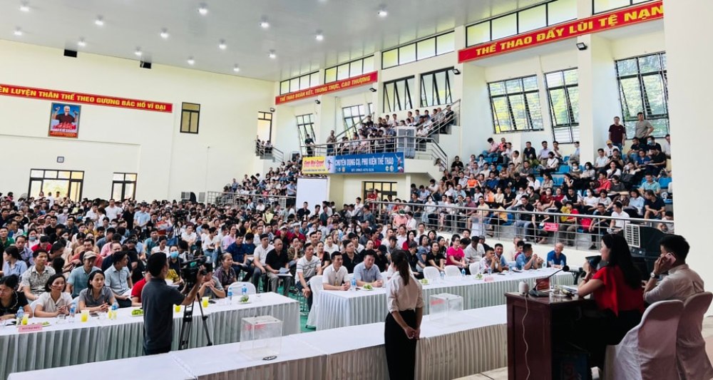 The land auction in Thanh Than village, Thanh Cao commune (Thanh Oai district, Hanoi) attracted a large number of participants. Photo: Son Tung