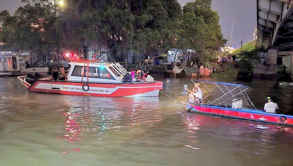 Authorities found the location of the car that fell into the Dong Nai River. Photo: Tung Nguyen