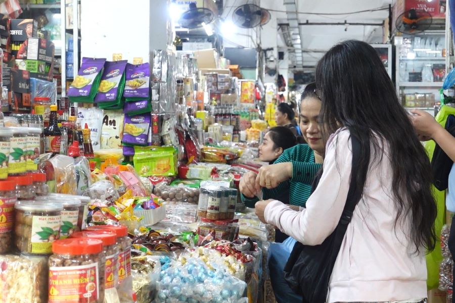 Traders stockpile goods for the Lunar New Year. Photo: Tran Thi