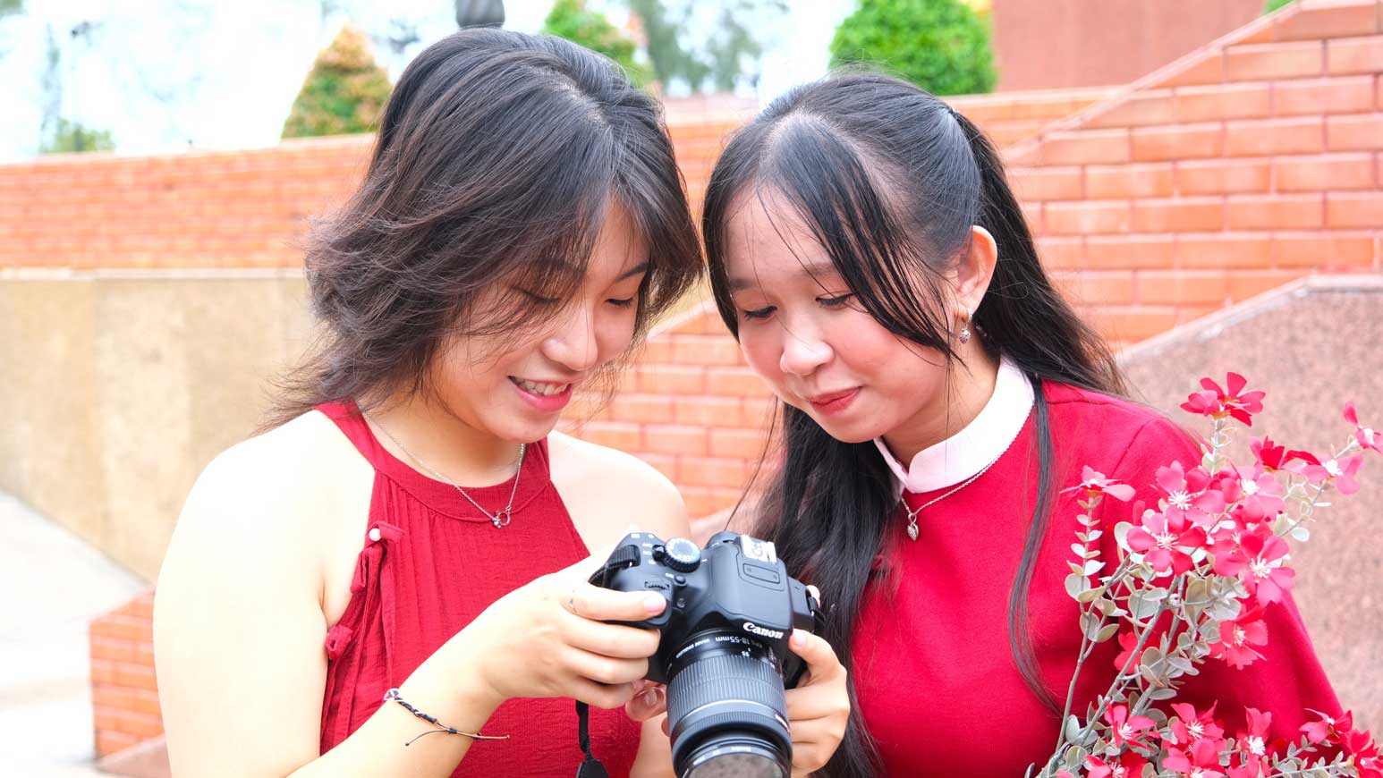 Many young people dressed in Ao Dai went to Ninh Kieu Wharf to take Tet photos.