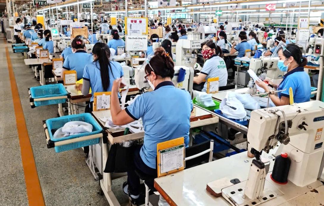 TKG Taekwang Vina Joint Stock Company in Dong Nai gives a Tet bonus of 1.5 months salary. Photo: HAC