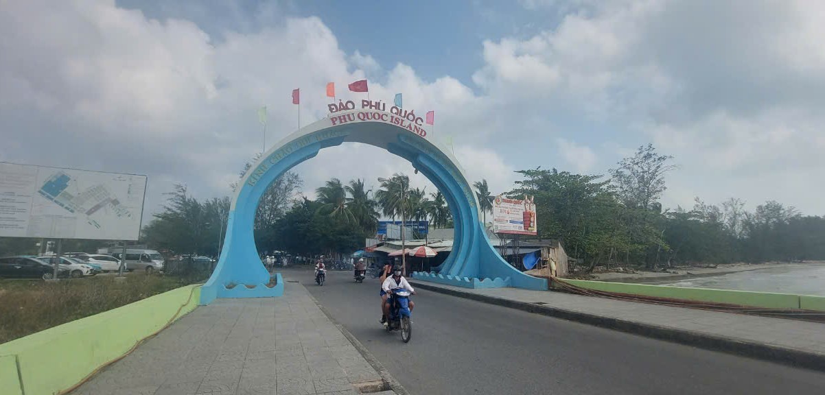 Ferry and boat operations to Phu Quoc have been temporarily suspended due to bad weather. Photo: Nguyen Anh