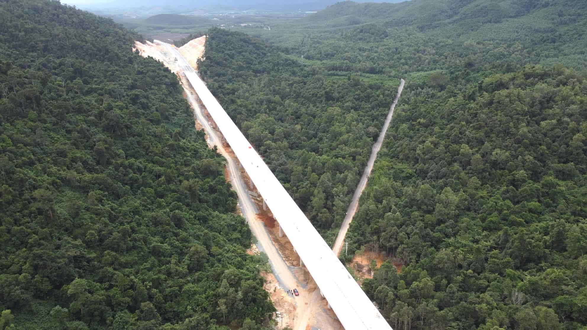 Cau Khanh Binh - cay cau dai nhat tren du an cao toc Van Phong - Nha Trang da co ban hoan thanh...  Cay cau tren dai gan 700m voi 17 nhip, quy mo 4 lan xe bac qua tinh lo 8 va thung lung nui o phia dong xa Khanh Binh (huyen Khanh Vinh). Tong muc dau tu cua hang muc nay la hon 200 ty dong.