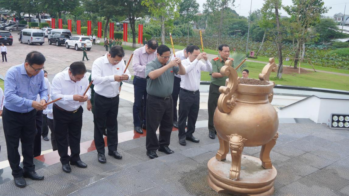 Thủ tướng Phạm Minh Chính cùng đoàn công tác dâng hương tại Khu di tích. Ảnh: Tạ Quang