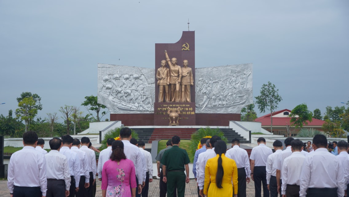 Thủ tướng Phạm Minh Chính cùng đoàn công tác dâng hương tại Khu di tích. Ảnh: Tạ Quang