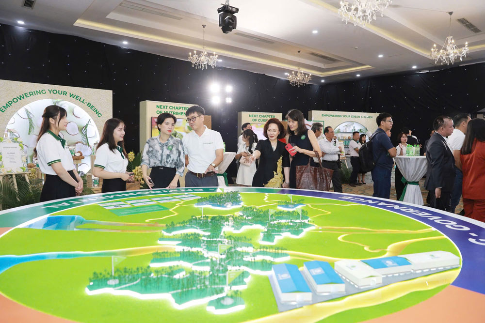 Ms. Dang Huynh Uc My, Chairwoman of Betrimex, introduced the organic coconut material area to guests at the workshop. Photo: Provided by the company