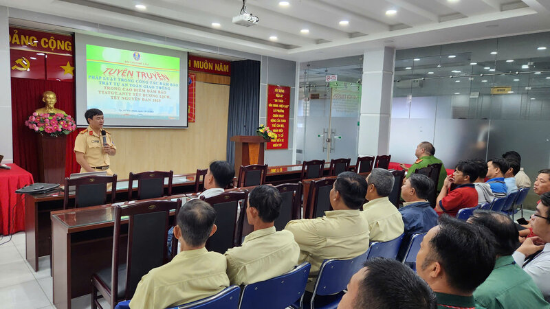 Ho Chi Minh City Traffic Police promote traffic safety to drivers. Photo: PC08
