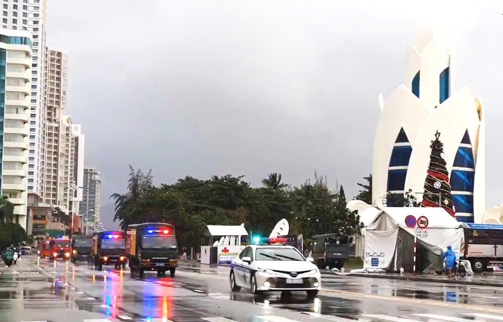 Công an Khánh Hòa ra quân diễu hành khởi động đợt cao điểm tấn công, trấn áp tội phạm. Ảnh: Phương Linh