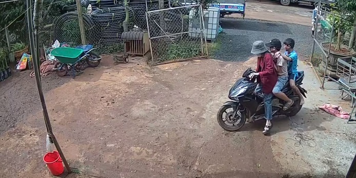 A woman takes two children to the emergency room after being injured, suspected to be caused by firecrackers. Photo: Bao Trung