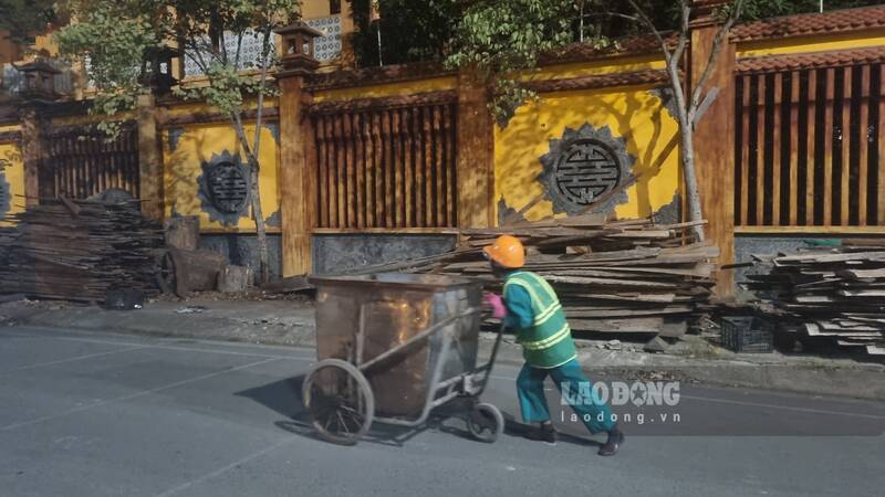 Environmental sanitation workers work all night in the freezing weather. Photo: Lam Thanh