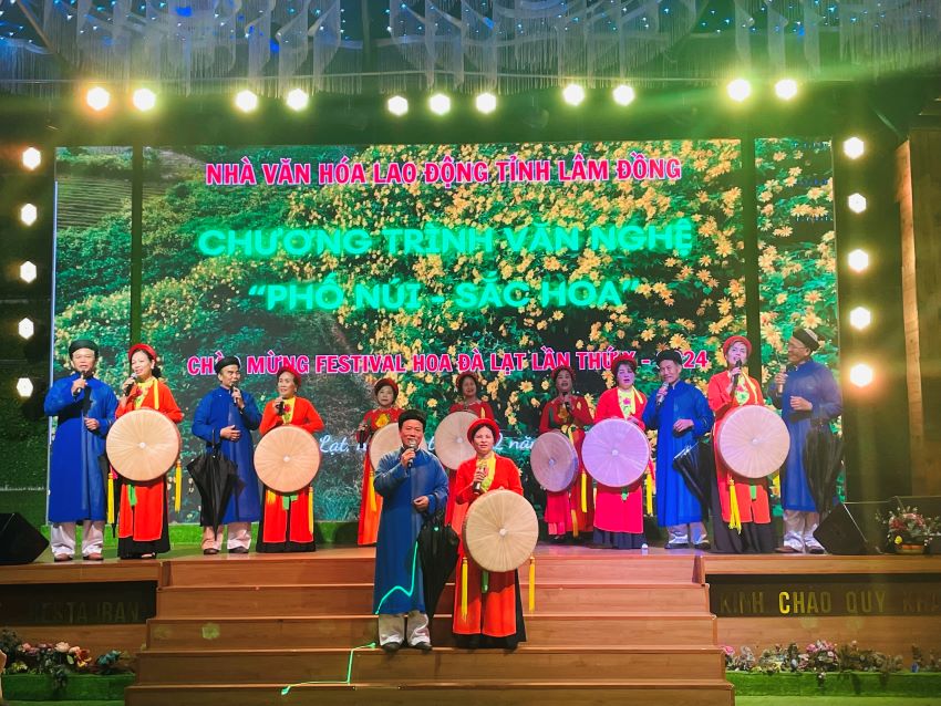 28 câu lạc bộ tỏa sáng tại chương trình văn nghệ của Nhà Văn hóa Lao động tỉnh. Ảnh: Đình Quang