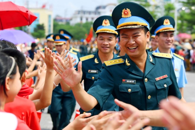 Military officers on active duty are guaranteed health care; when injured, sick, pregnant, have accidents or occupational risks, they are examined and treated at medical facilities according to the provisions of the law on health insurance. Illustration photo: qdnd.vn