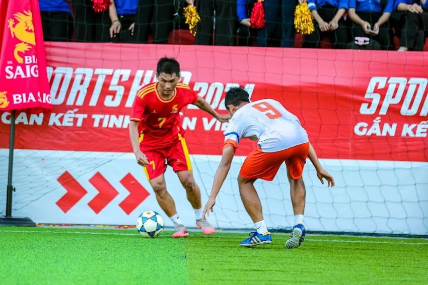 Cac cau thu thi dau quyet liet tren san. Anh: SAB