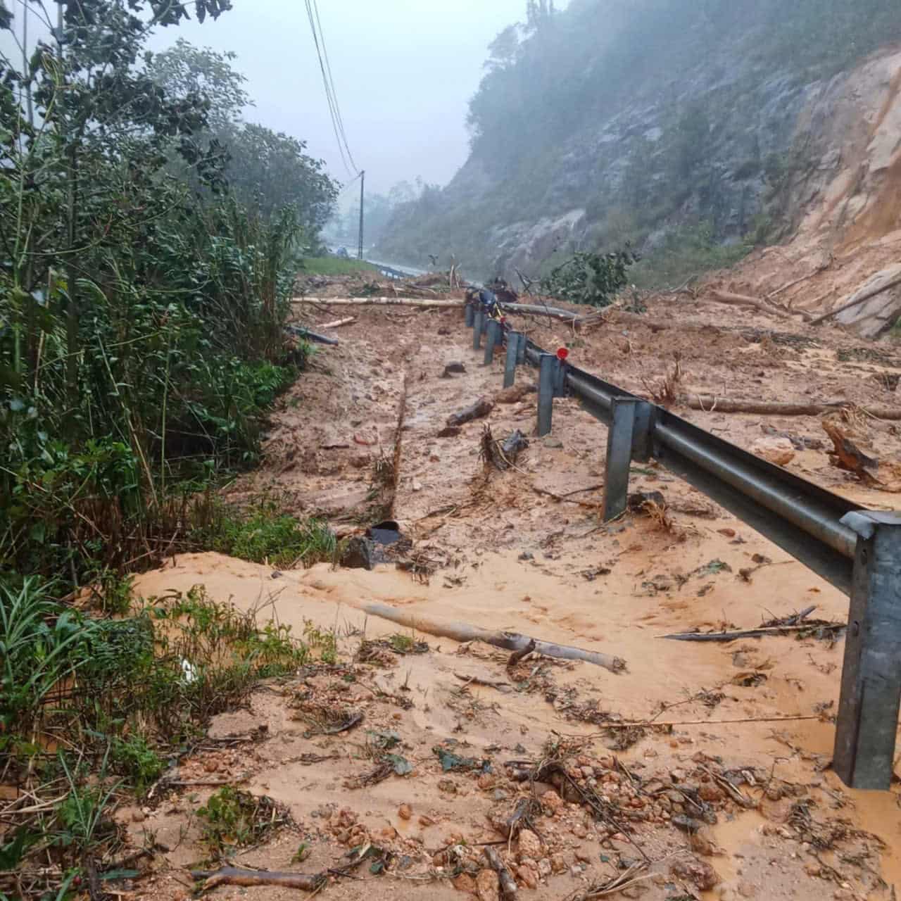 Many serious landslides on Khanh Le Pass have cut off travel from Nha Trang to Da Lat. Photo: The Tai