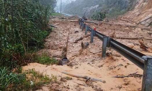 Nhiều vị trí sạt lở nghiêm trọng trên đèo Khánh Lê khiến việc di chuyển từ Nha Trang lên Đà Lạt bị cắt đứt. Ảnh: Thế Tài