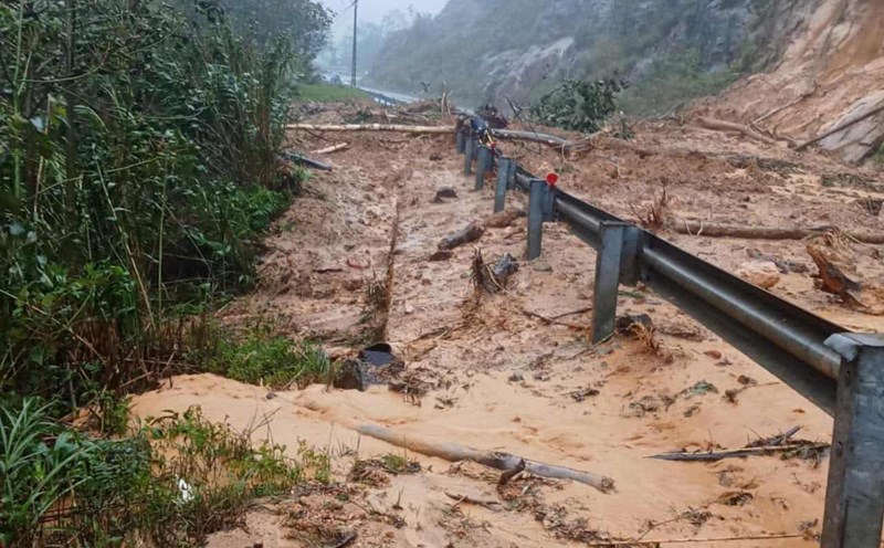 Many serious landslides on Khanh Le Pass have cut off travel from Nha Trang to Da Lat. Photo: The Tai