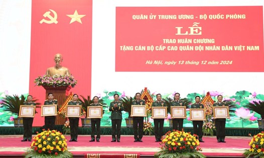 Đại tướng Phan Văn Giang đã trao Huân chương Quân công hạng Ba tặng các lãnh đạo Bộ Quốc phòng, Bộ Tổng tham mưu, Tổng cục Chính trị. Ảnh: T.Vương
