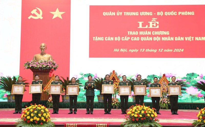 General Phan Van Giang awarded the Third Class Military Exploit Order to leaders of the Ministry of National Defense, the General Staff, and the General Department of Politics. Photo: T.Vuong