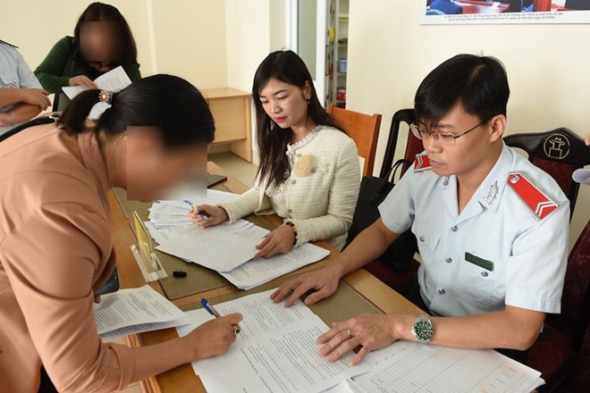 Business representative signs the Inspection Decision on late payment and debt of social insurance and health insurance premiums. Photo: Hanoi Social Insurance