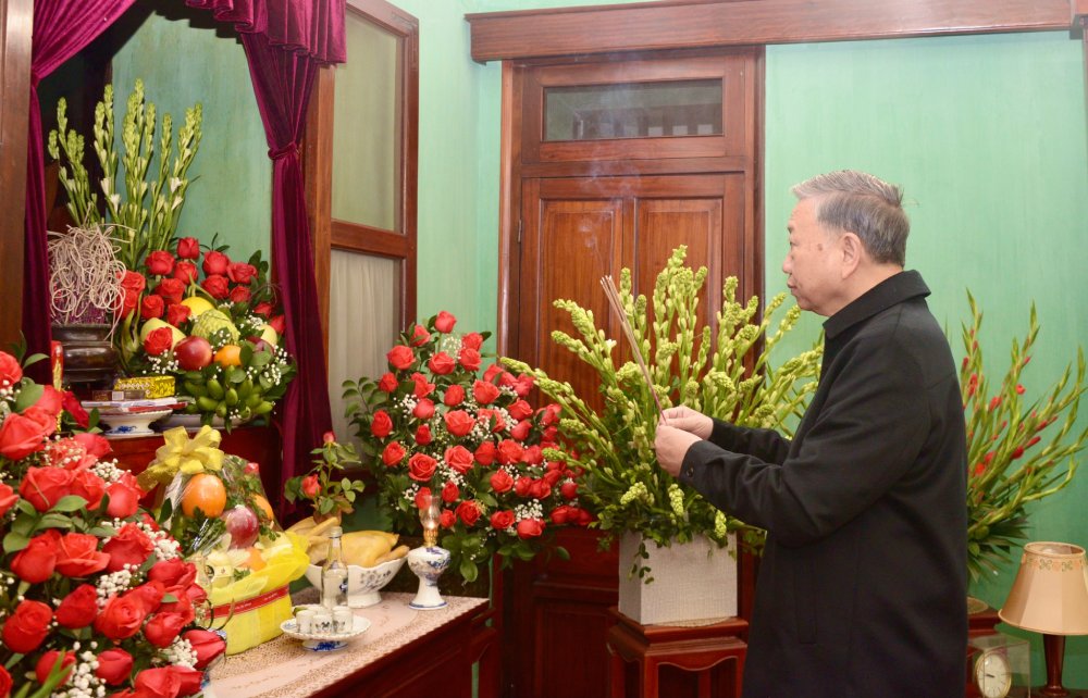 Tổng Bí thư Tô Lâm đã thắp nén hương thơm, thành kính tưởng nhớ Chủ tịch Hồ Chí Minh - vị Lãnh tụ kính yêu của dân tộc Việt Nam. 