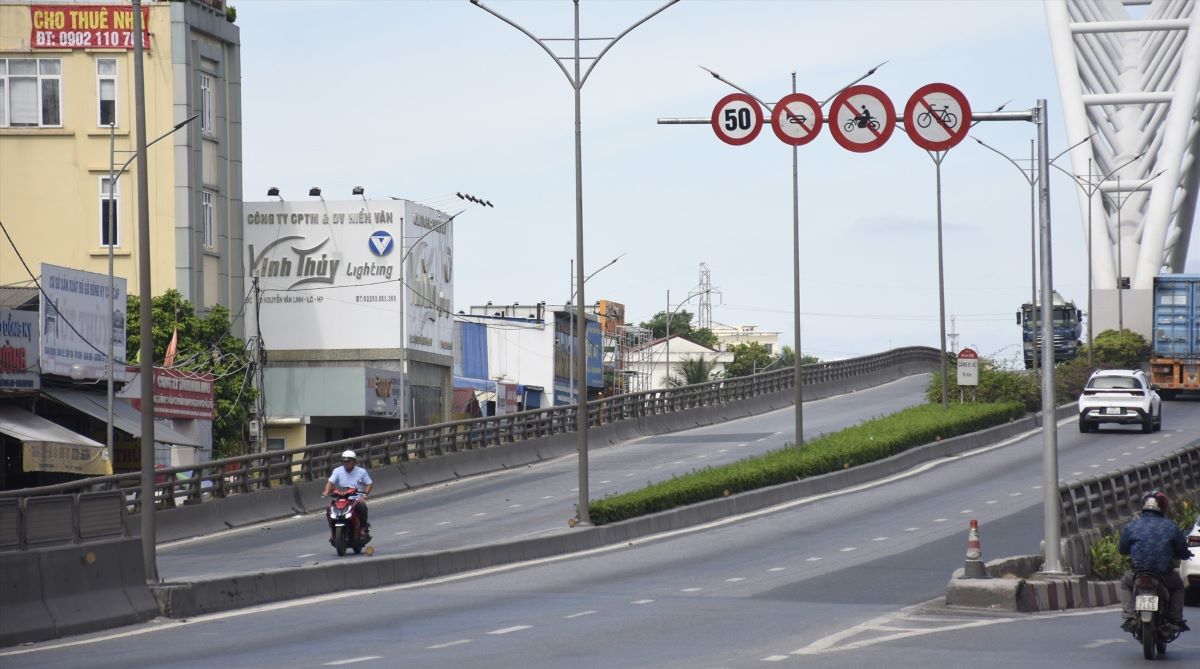 Hai Phong regulates traffic during the repair of Nguyen Van Linh overpass. Photo: Mai Dung