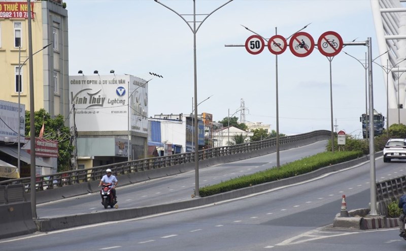 Hai Phong regulates traffic during the repair of Nguyen Van Linh overpass. Photo: Mai Dung