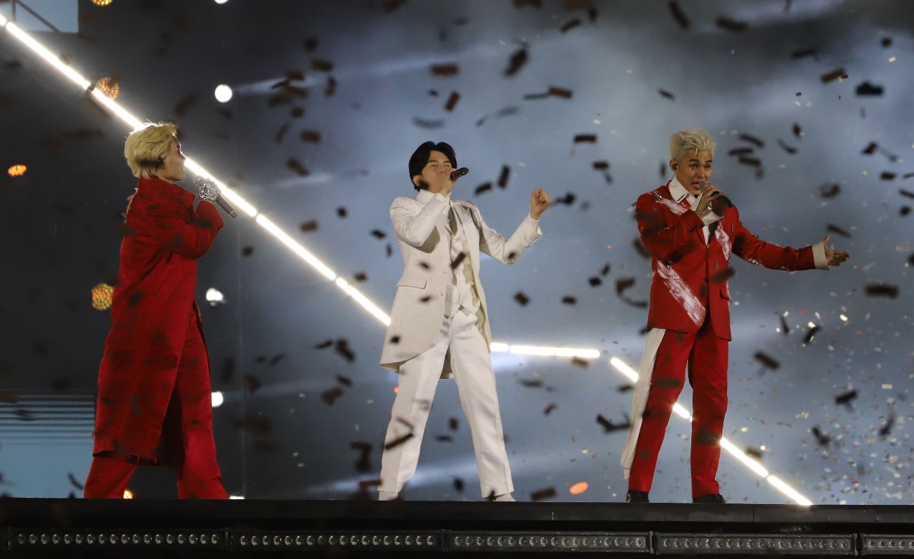 Singer Dan Truong (middle) was a special guest at the concert "Call Me by Fire" in Hung Yen. Photo: Hoang Hue